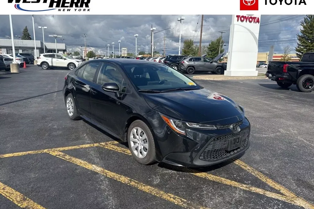 2022 Toyota Corolla LE photo 1