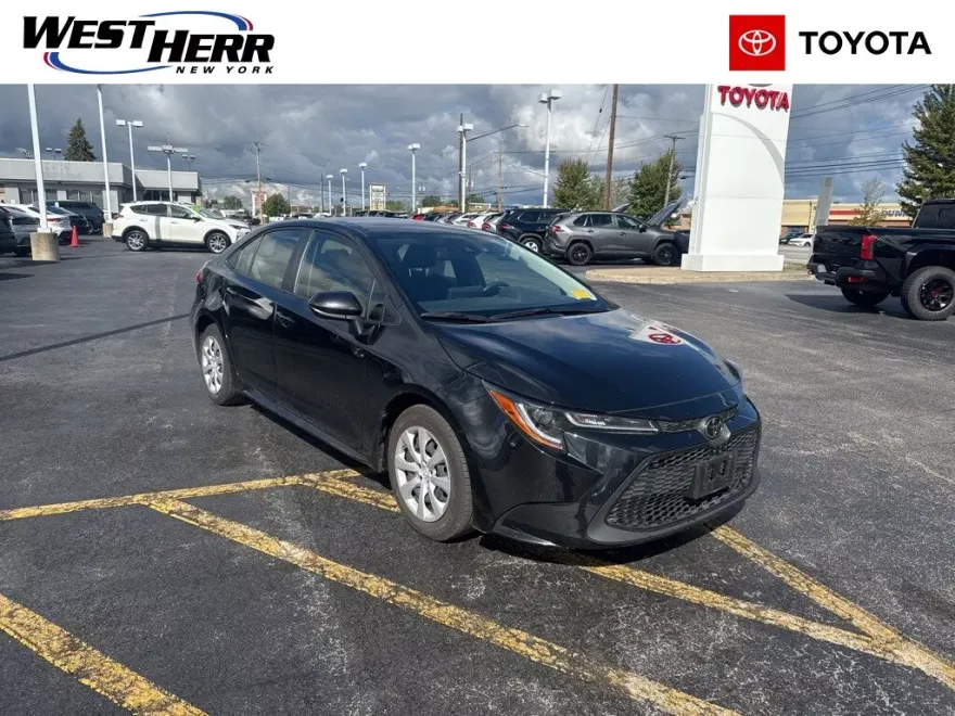 2022 Toyota Corolla LE photo 1