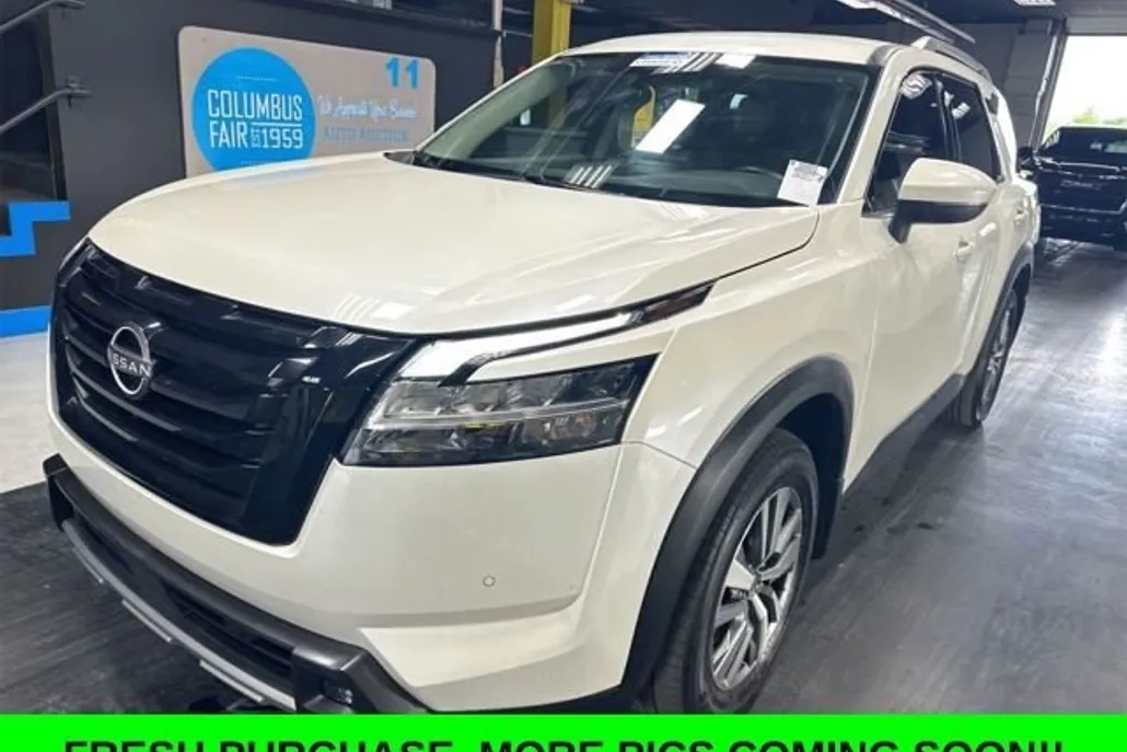 2022 Nissan Pathfinder SL photo 1