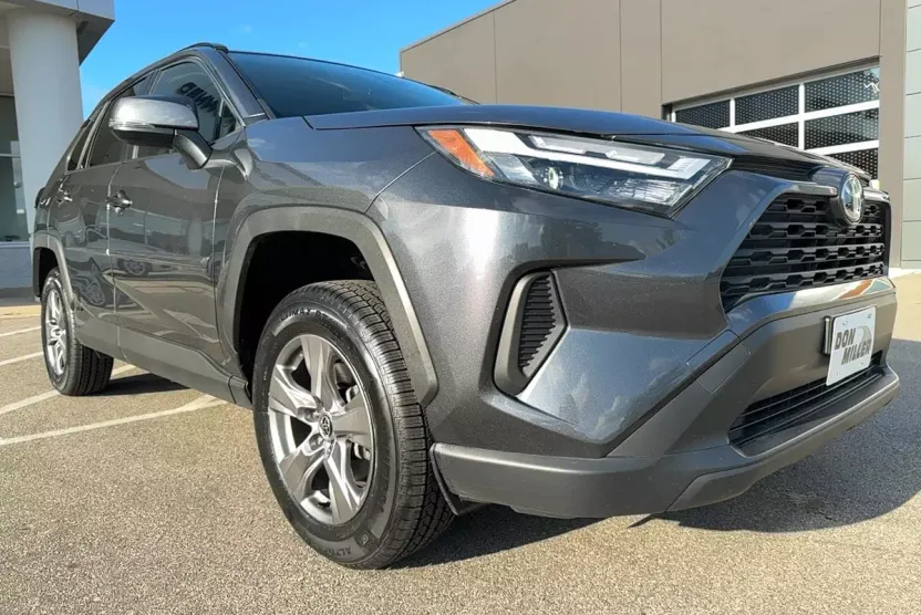 2022 Toyota RAV4 Hybrid XLE photo 1