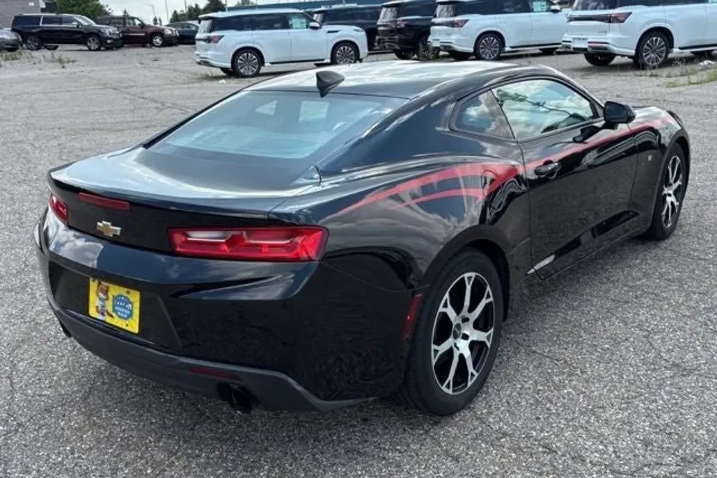 2017 Chevrolet Camaro 1LT photo 1