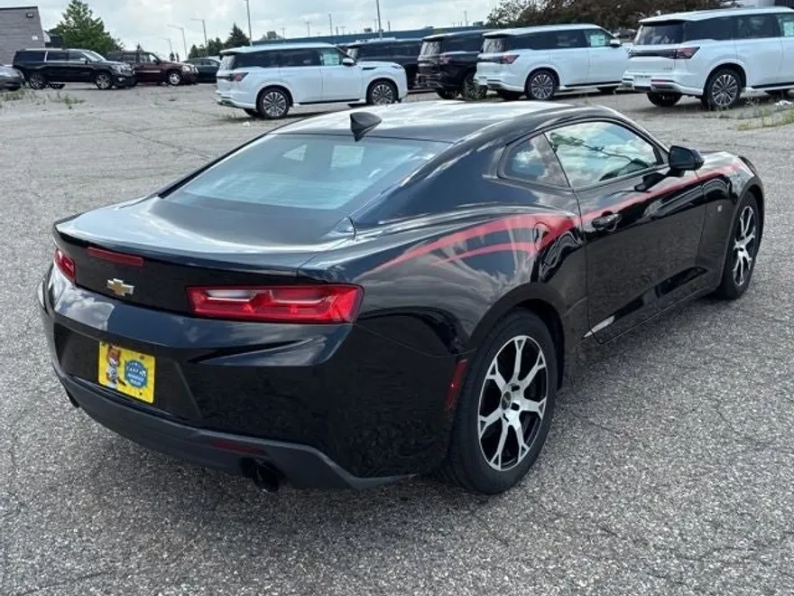 2017 Chevrolet Camaro 1LT photo 1