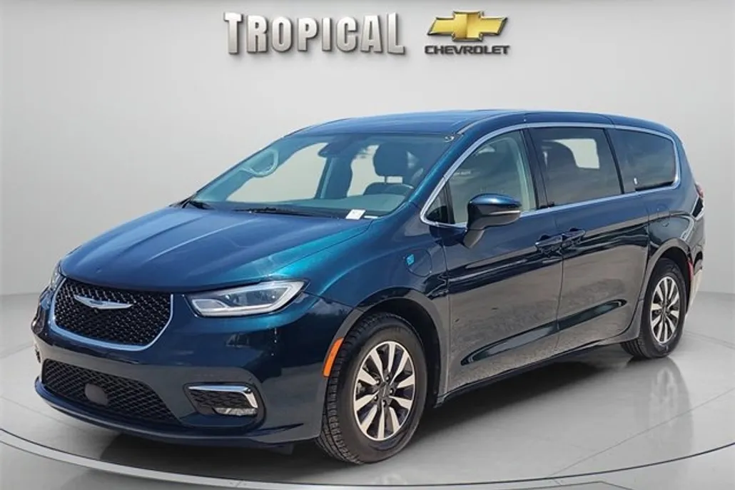 2022 Chrysler Pacifica Hybrid Touring L photo 1