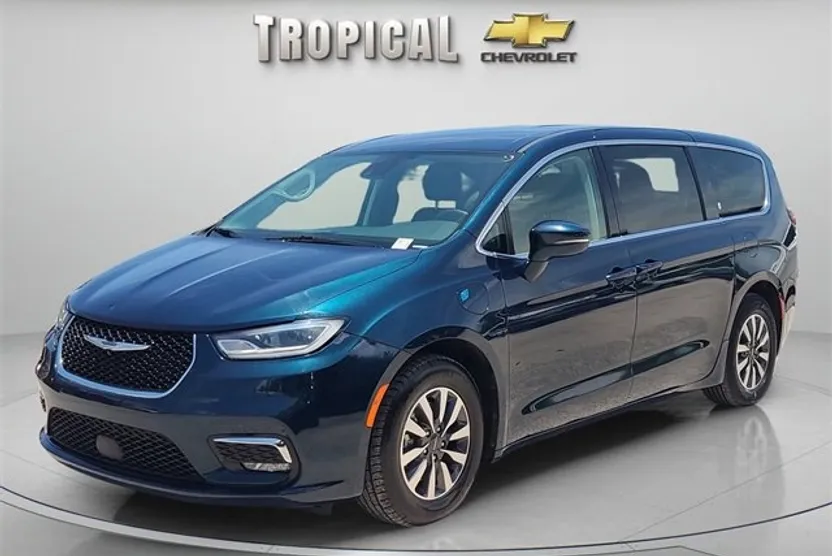 2022 Chrysler Pacifica Hybrid Touring L photo 1