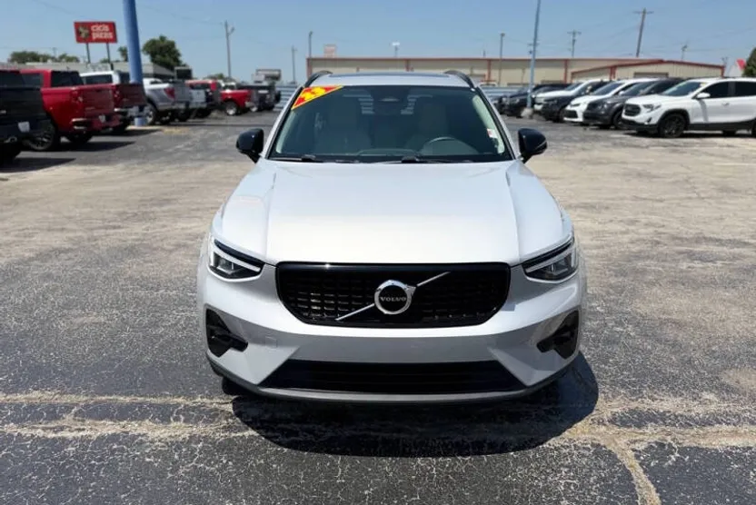 2023 Volvo XC40 Plus photo 1