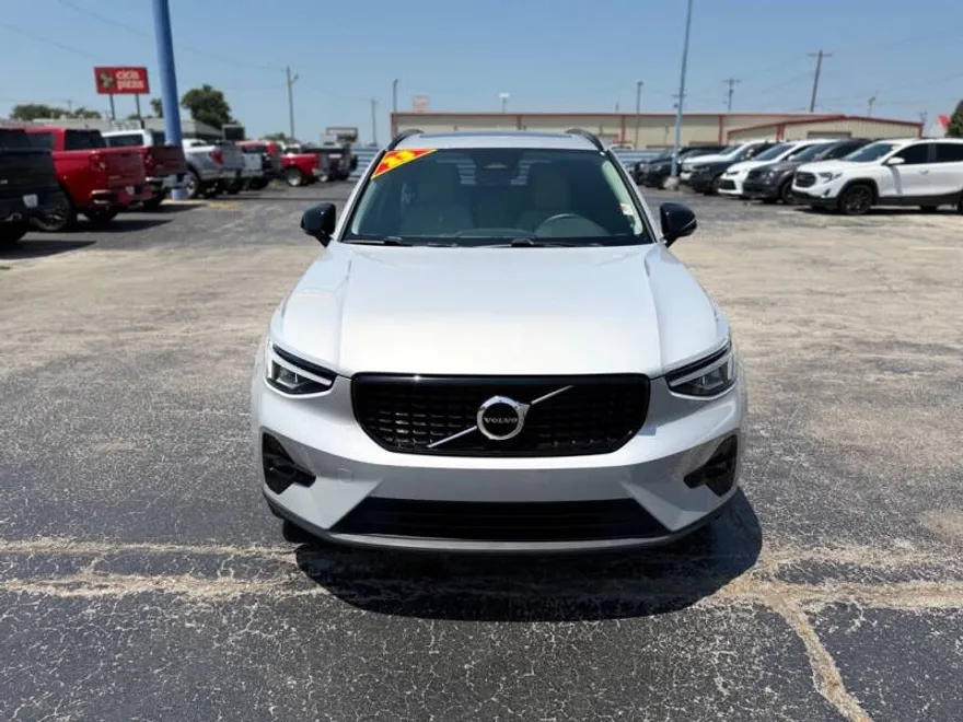 2023 Volvo XC40 Plus photo 1