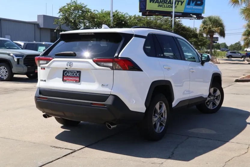 2023 Toyota RAV4 XLE photo 1