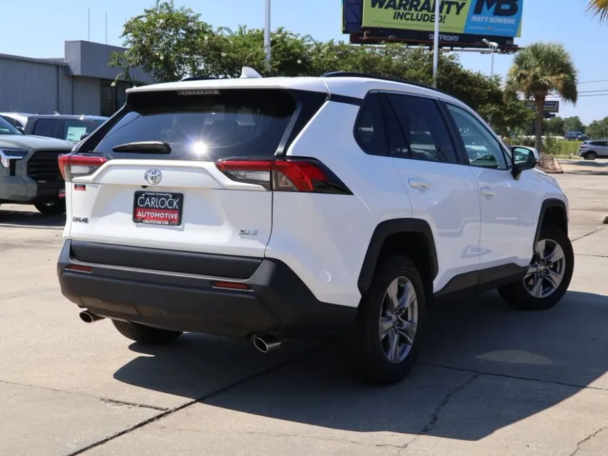 2023 Toyota RAV4 XLE photo 1