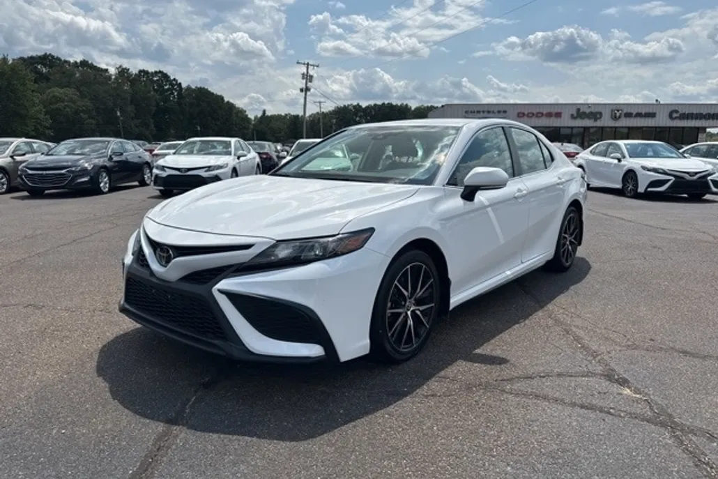 2023 Toyota Camry SE photo 1