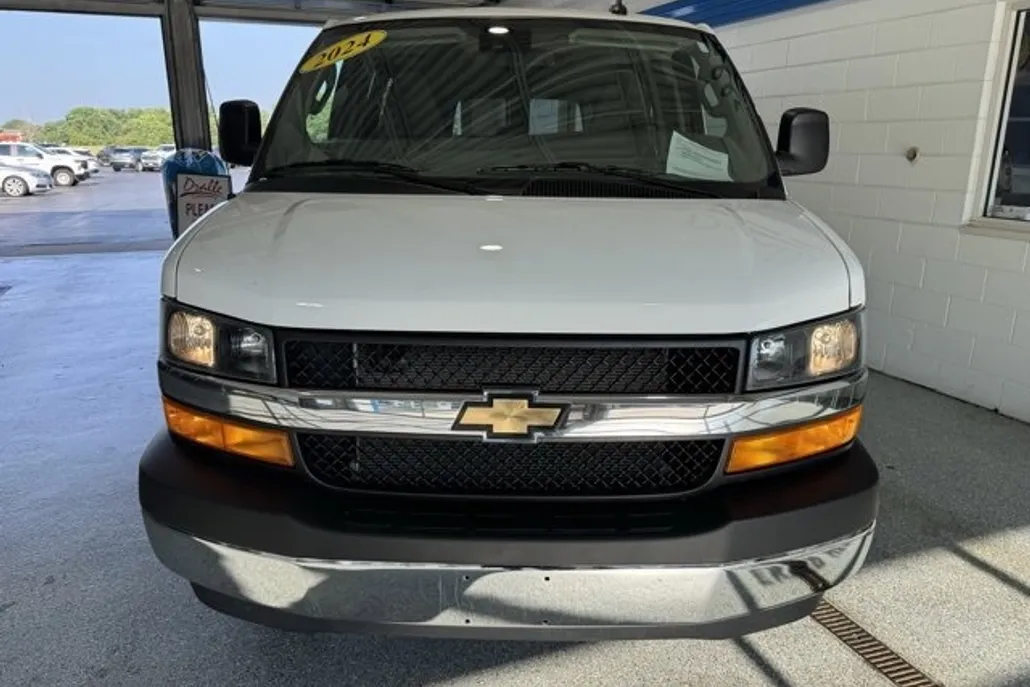 2024 Chevrolet Express Passenger 3500 photo 1
