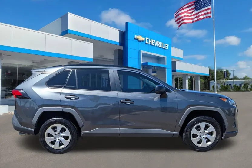 2019 Toyota RAV4 LE photo 1