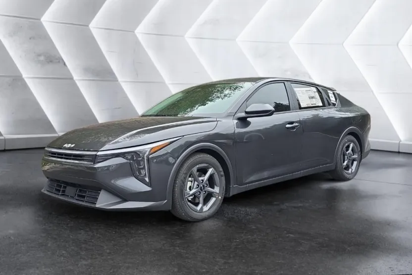 2025 Kia K4 LXS photo 1