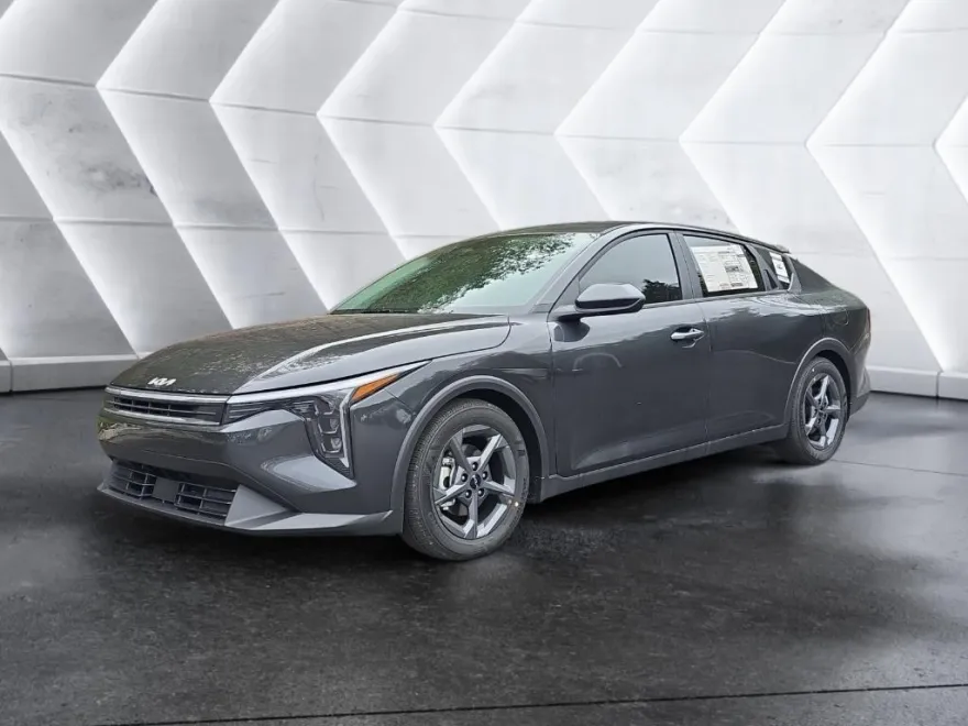 2025 Kia K4 LXS photo 1