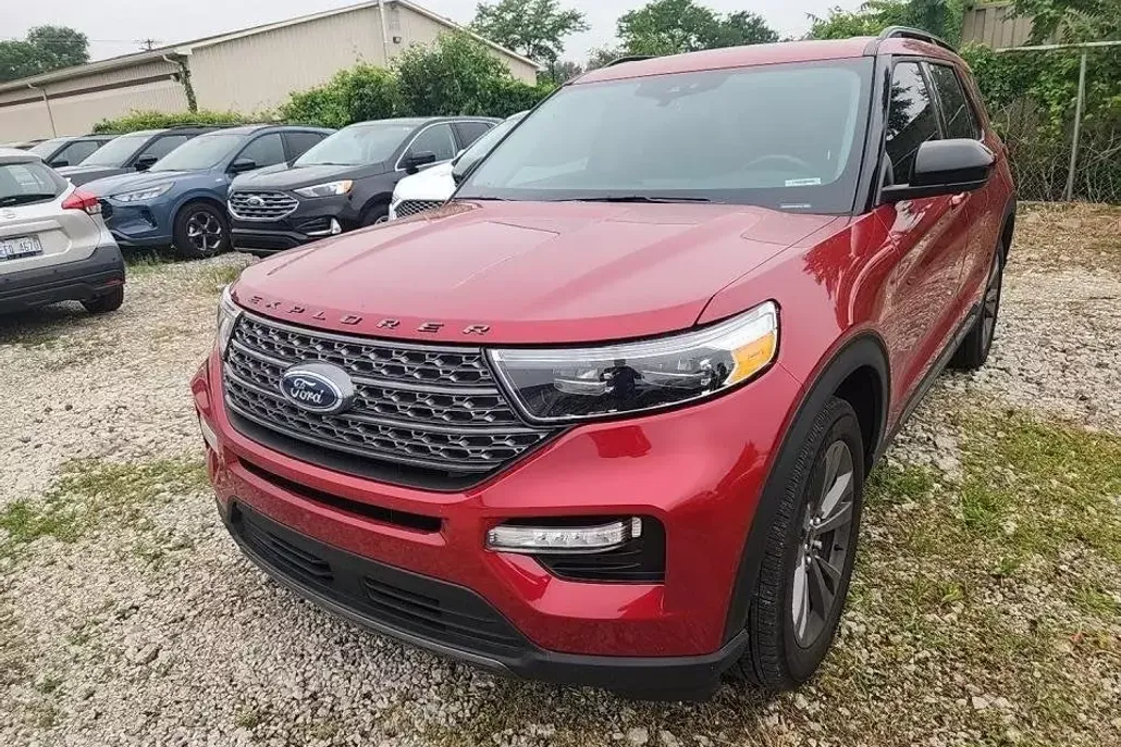 2023 Ford Explorer XLT photo 1
