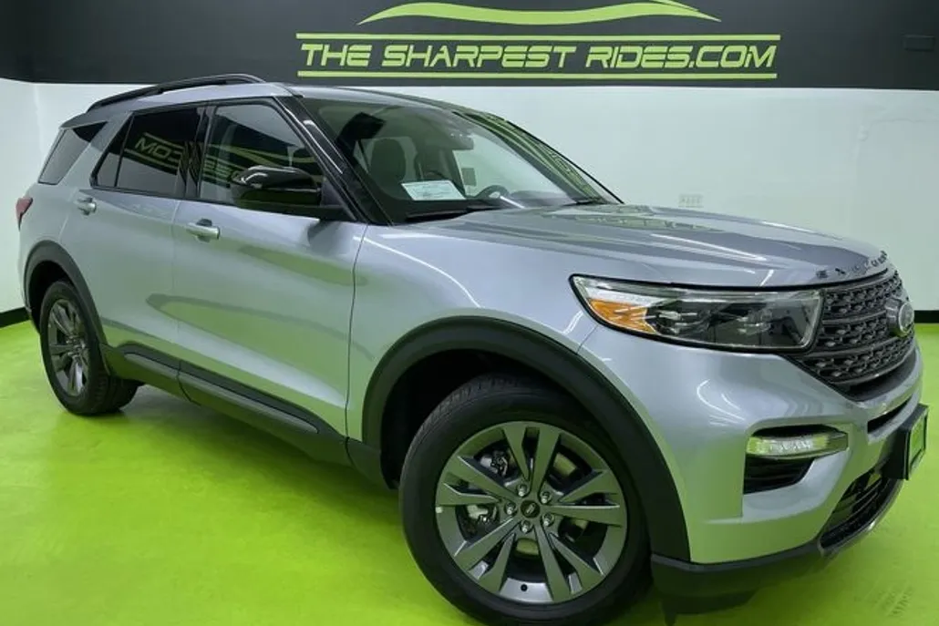 2023 Ford Explorer XLT photo 1
