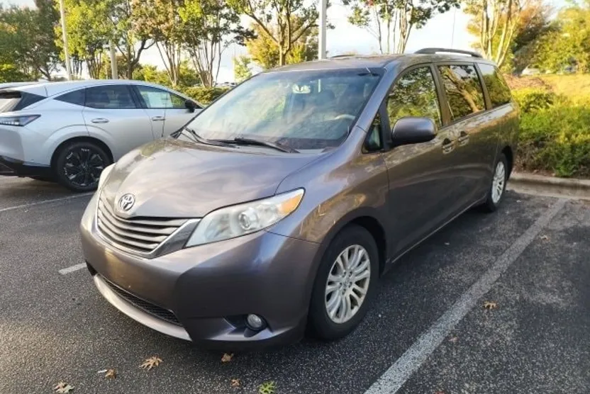 2014 Toyota Sienna XLE photo 1