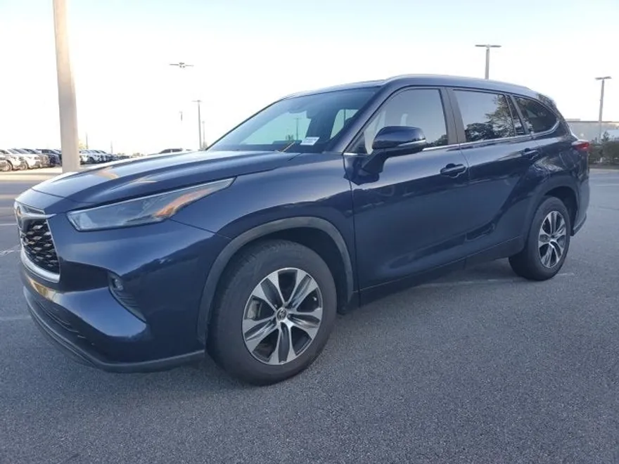 2023 Toyota Highlander L photo 1