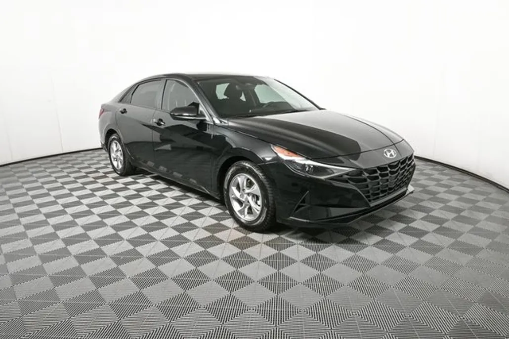 2023 Hyundai Elantra SE photo 1