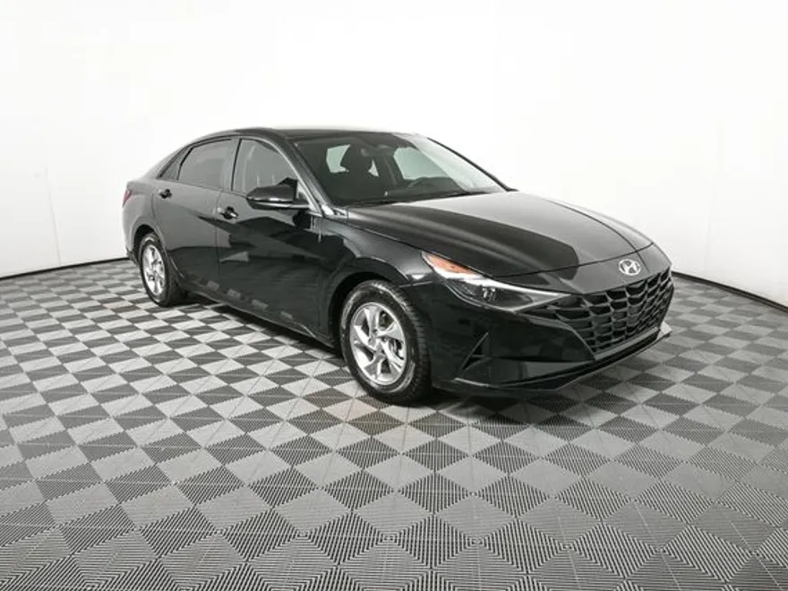 2023 Hyundai Elantra SE photo 1