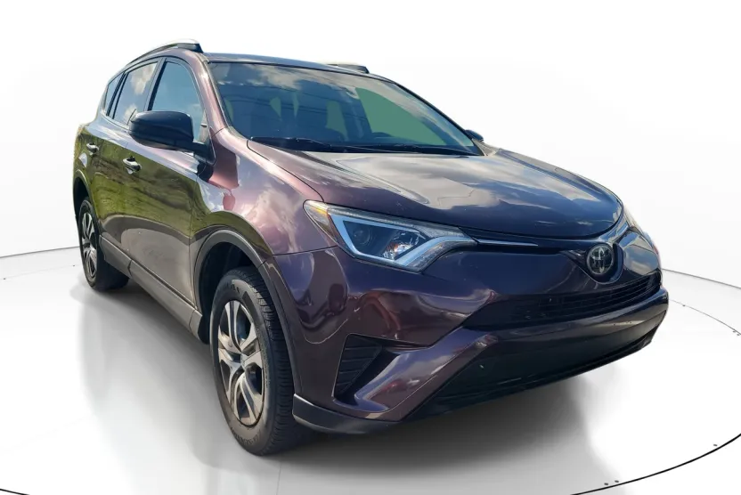 2018 Toyota RAV4 LE photo 1