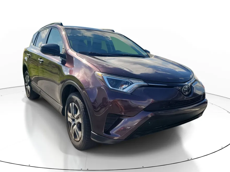 2018 Toyota RAV4 LE photo 1