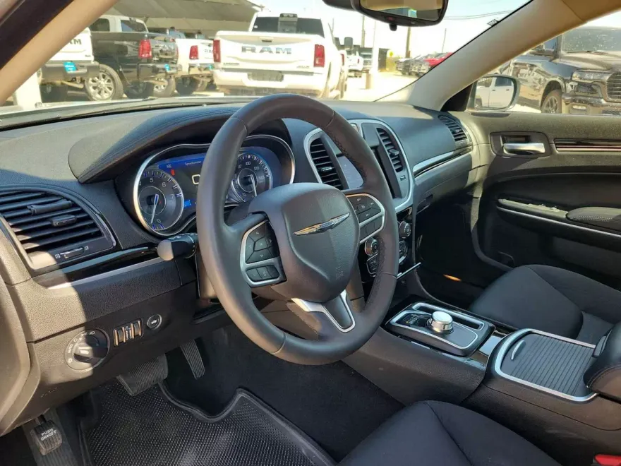 2023 Chrysler 300 Touring photo 1