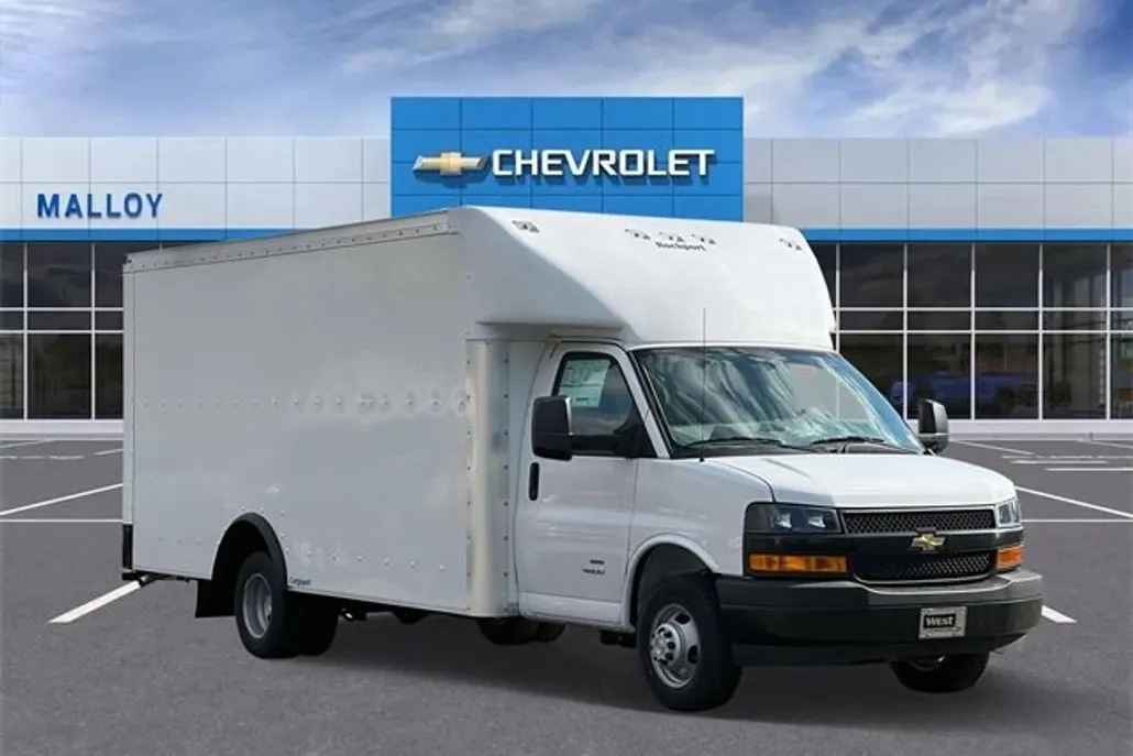 2023 Chevrolet Express Cutaway photo 1
