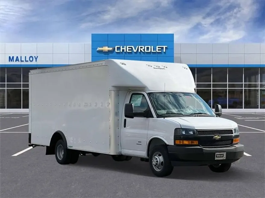 2023 Chevrolet Express Cutaway photo 1