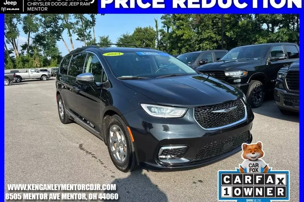 2023 Chrysler Pacifica Limited photo 1