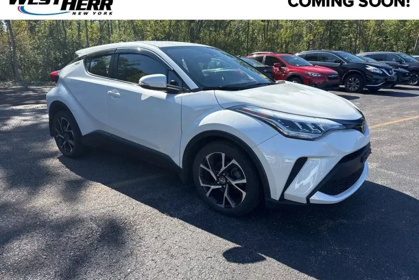 2021 Toyota C-HR XLE photo 1