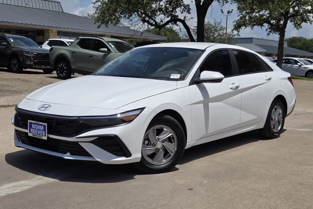 2025 Hyundai Elantra SE photo 1