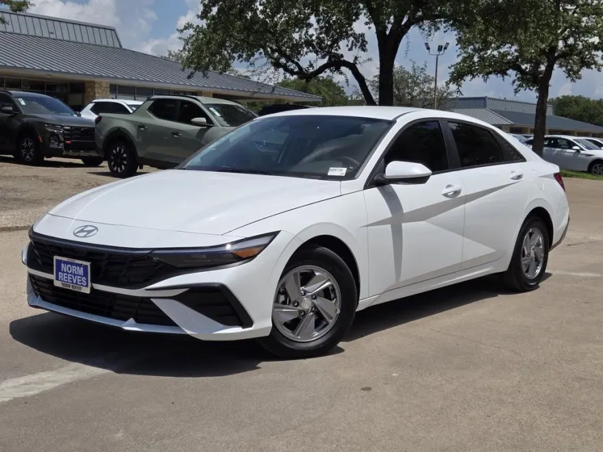 2025 Hyundai Elantra SE photo 1