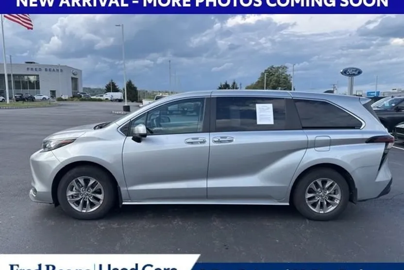 2023 Toyota Sienna LE photo 1