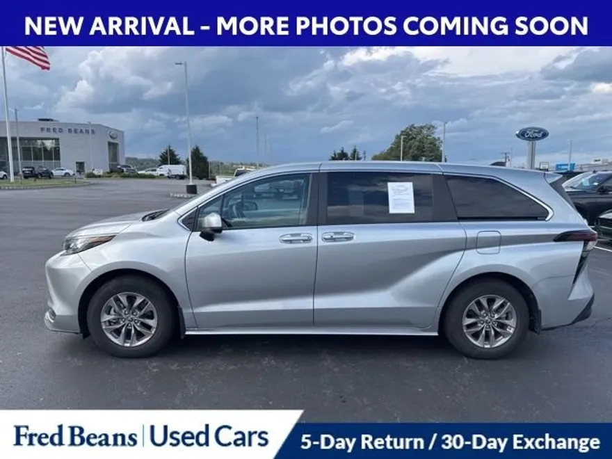 2023 Toyota Sienna LE photo 1