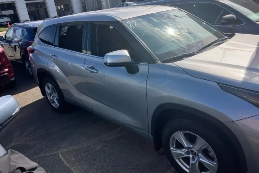 2022 Toyota Highlander LE photo 1