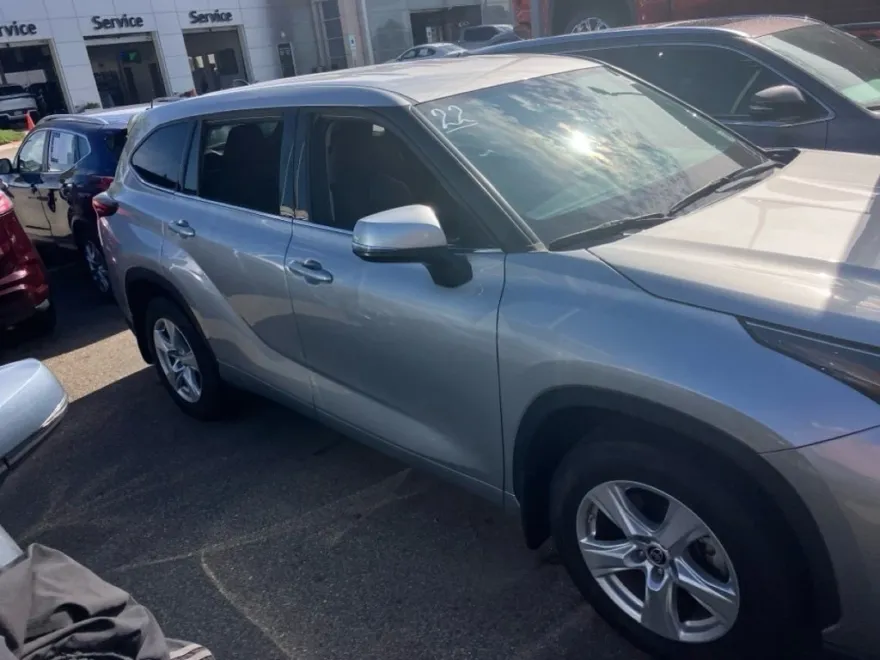 2022 Toyota Highlander LE photo 1