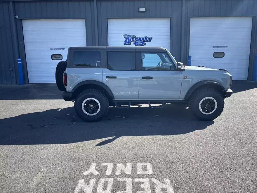 2024 Ford Bronco Badlands photo 1