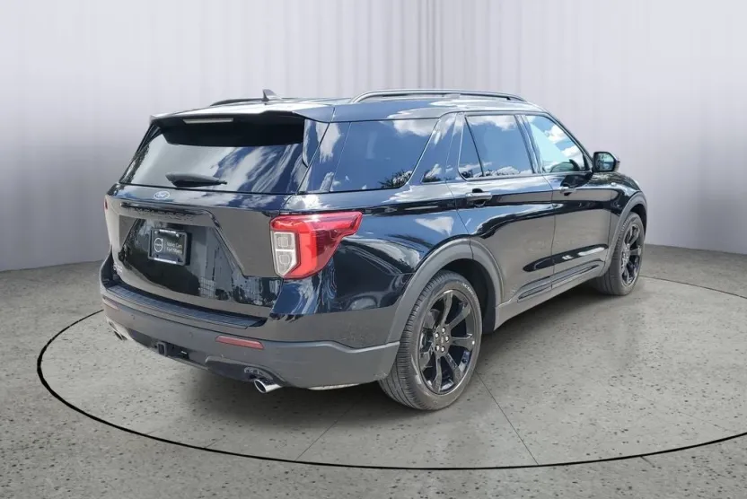 2023 Ford Explorer ST-Line photo 1