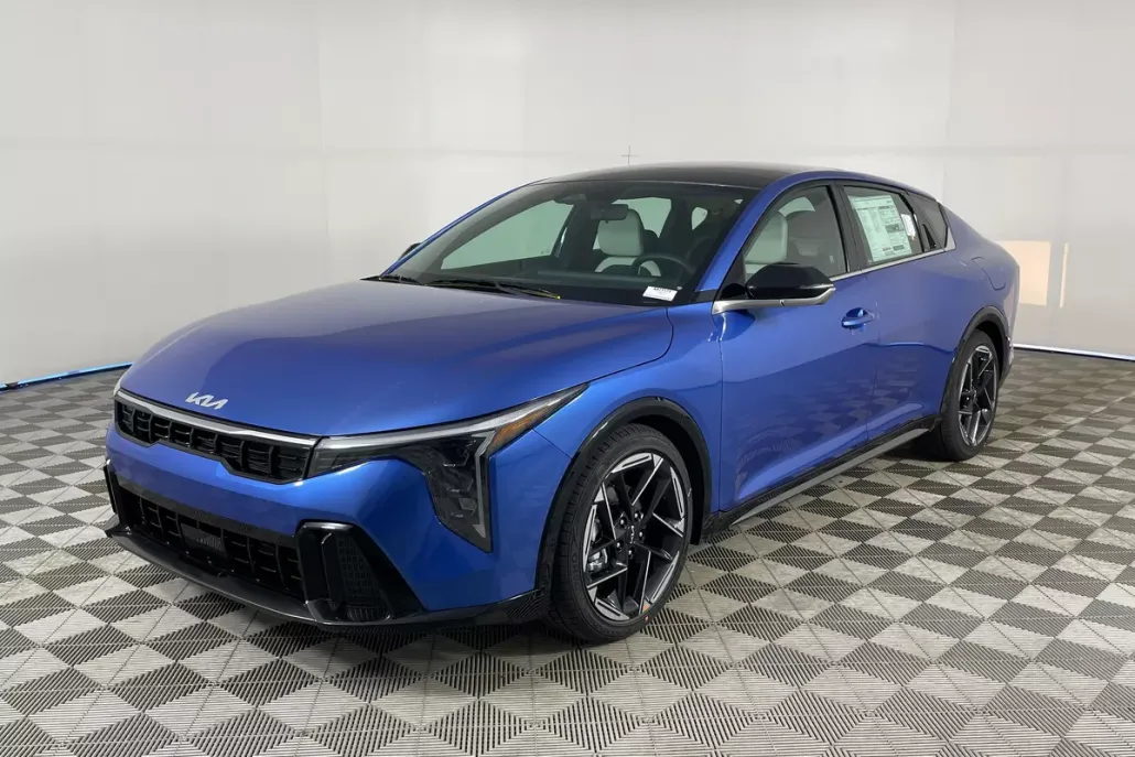 2025 Kia K4 GT-Line photo 1