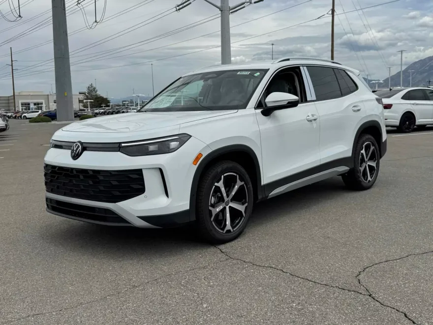 2025 Volkswagen Tiguan SE photo 1