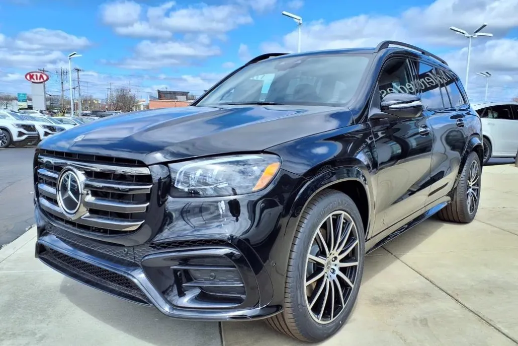 2025 Mercedes Benz GLS 450 4MATIC photo 1
