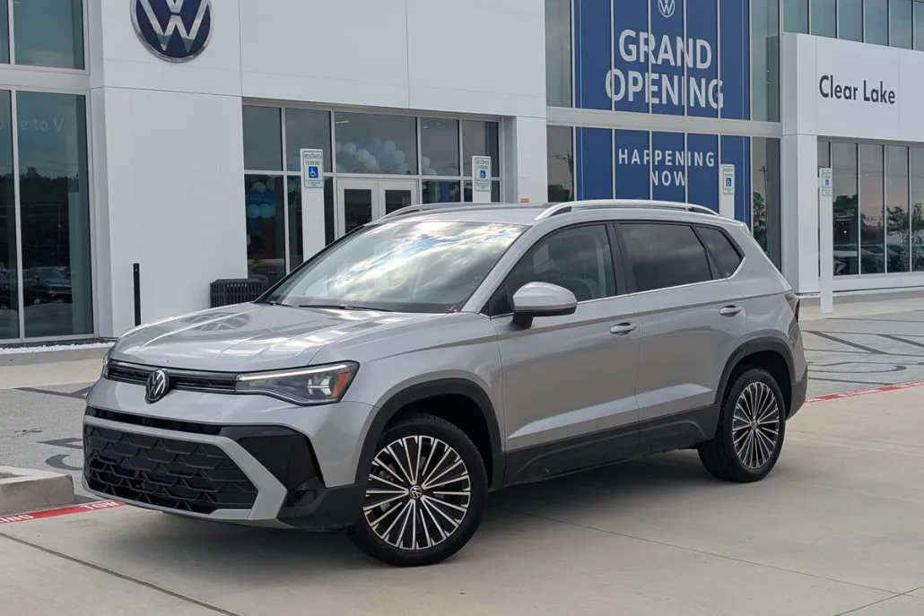 2025 Volkswagen Taos SE photo 1