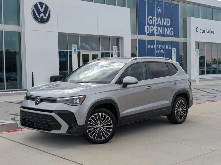 2025 Volkswagen Taos SE photo 1