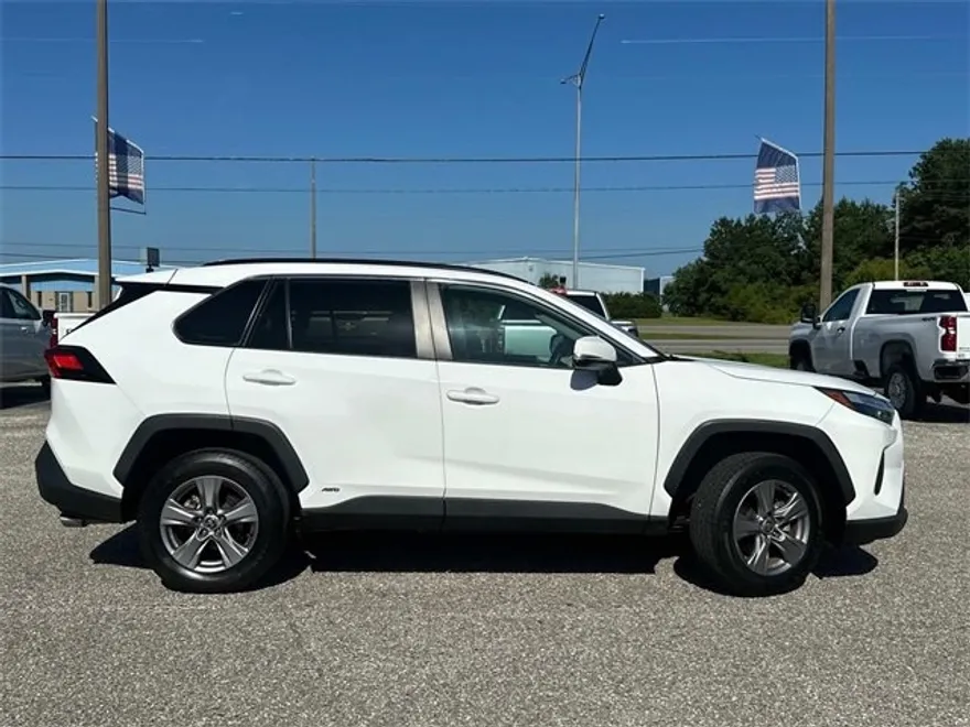 2022 Toyota RAV4 Hybrid XLE photo 1