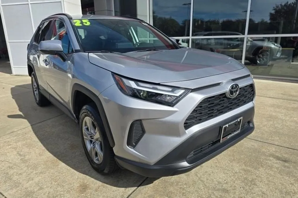 2025 Toyota RAV4 XLE photo 1