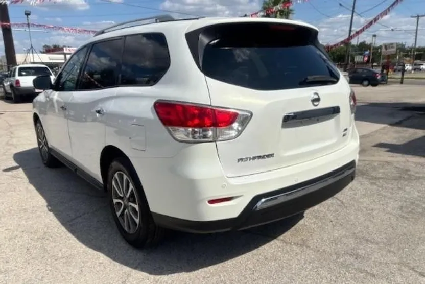 2013 Nissan Pathfinder SV photo 1