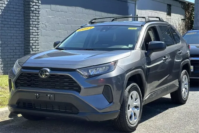 2021 Toyota RAV4 LE photo 1