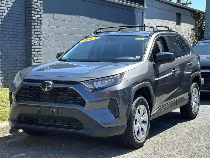 2021 Toyota RAV4 LE photo 1