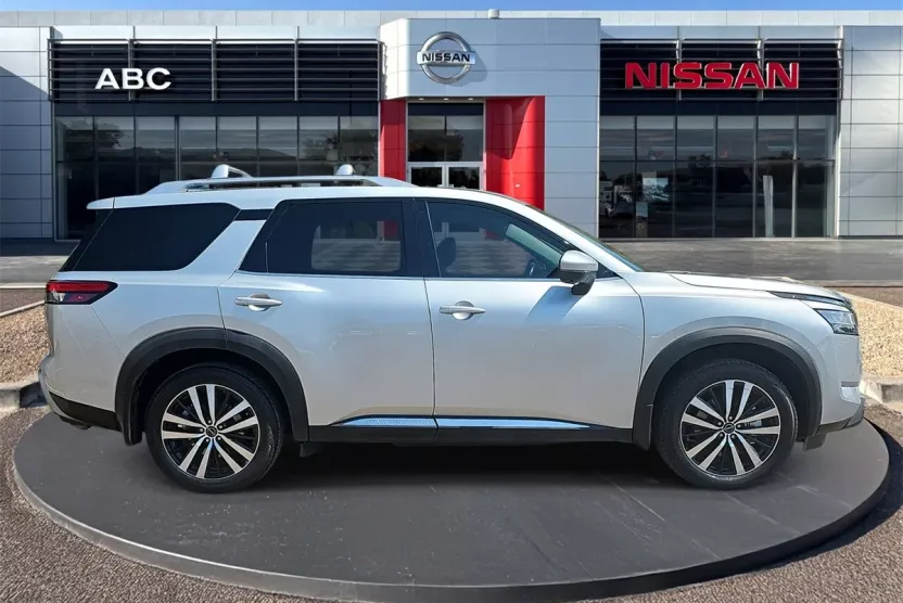 2024 Nissan Pathfinder Platinum photo 1
