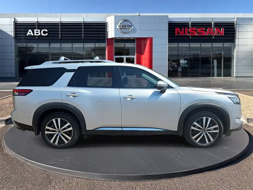 2024 Nissan Pathfinder Platinum photo 1